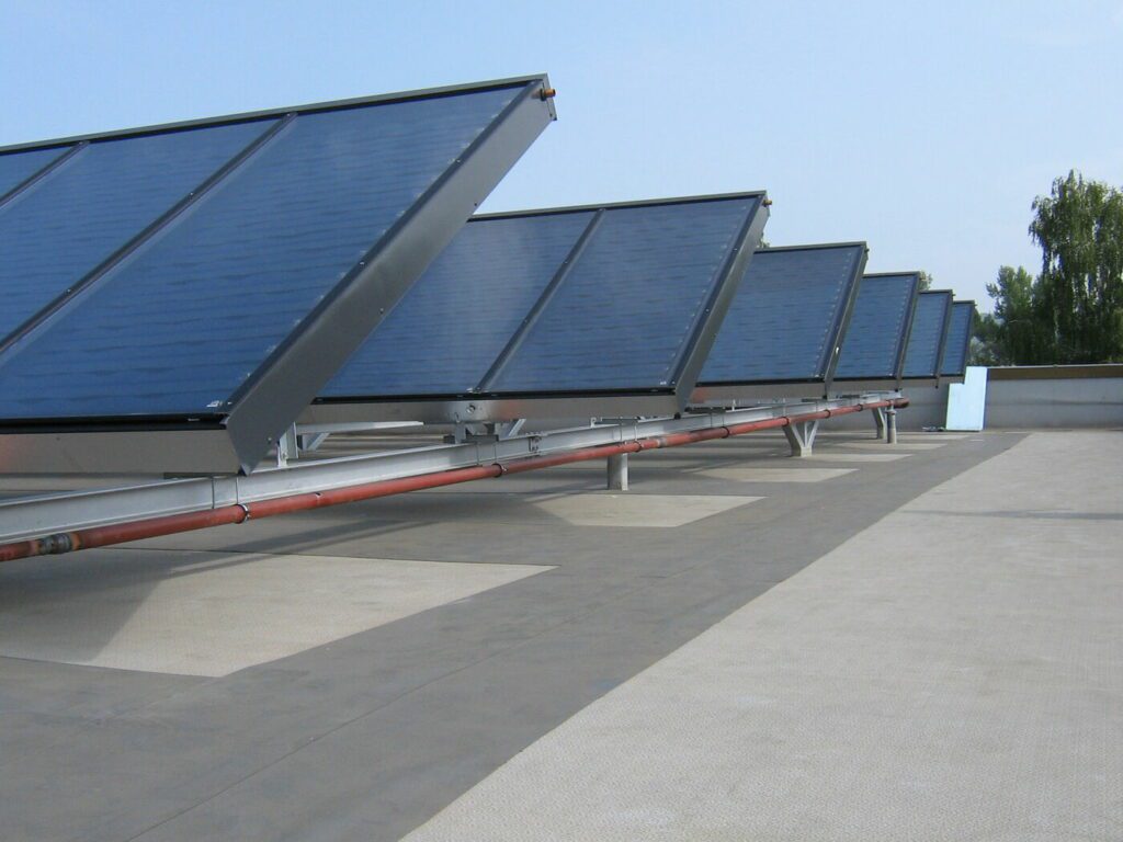 Kollektoren der Solaranlage für das Schwimmbad in Banja Luka