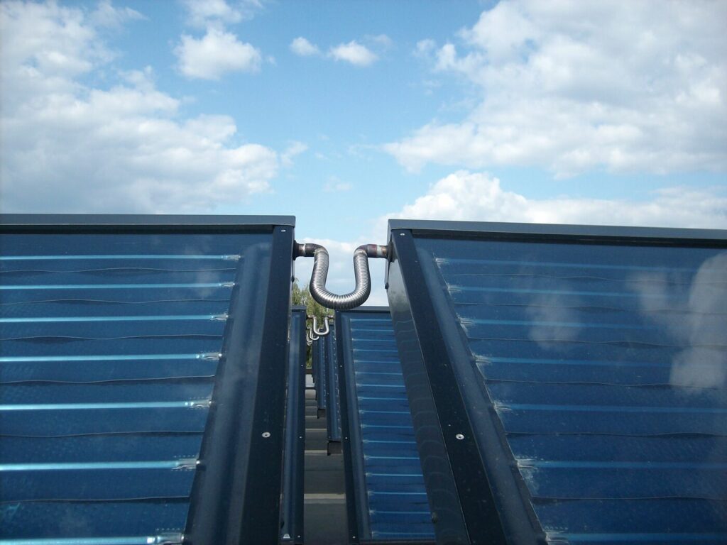 Kollektoren der Solaranlage für das Schwimmbad in Banja Luka