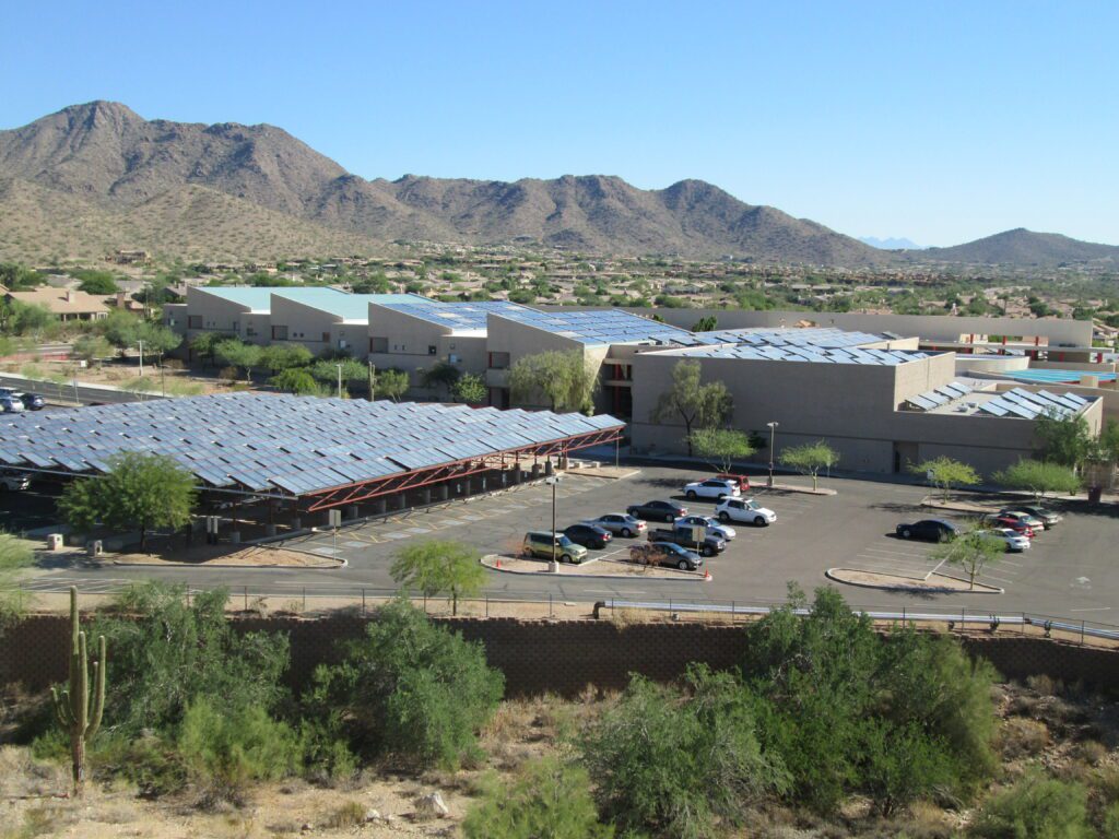 Kollektoren am Dach der Desert Mountain High School in der Wüste in Arizona