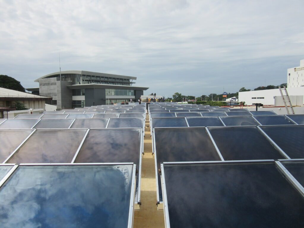 Kollektorfeld am Dach vom Krankenhaus in Managua