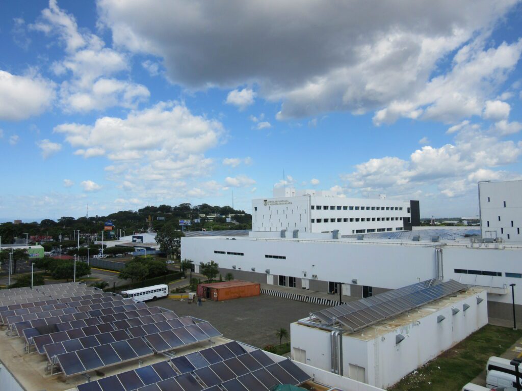 Kollektorfeld am Dach vom Krankenhaus in Managua