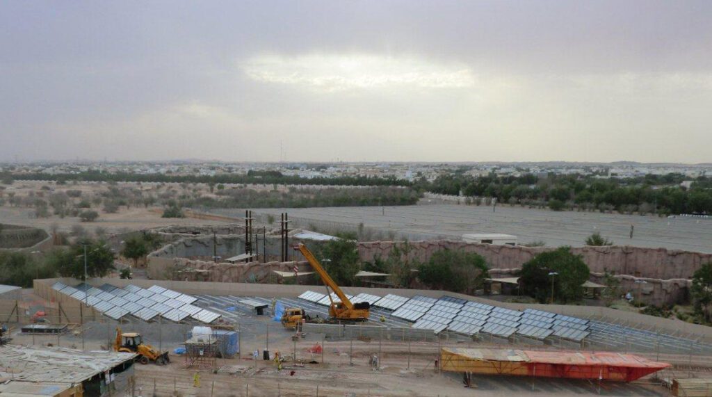 Solarthermische Kühlanlage für SHAIK ZAYED DESERT LEARNING CENTER in der Wüste