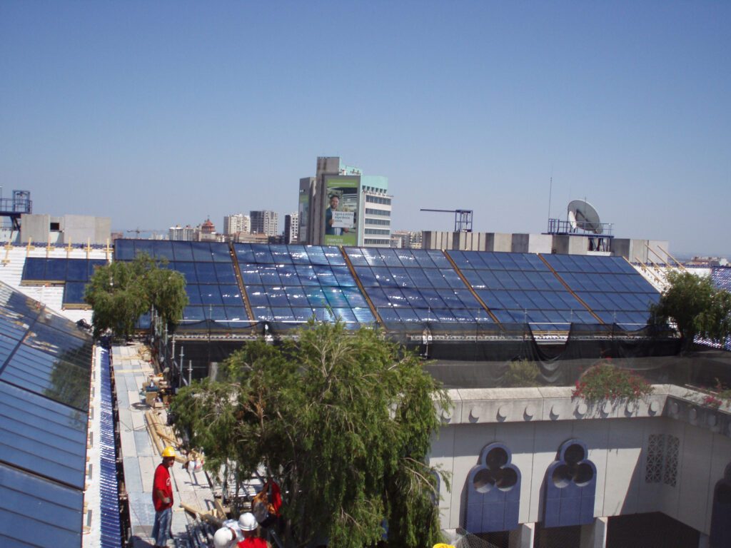 Solarkollektoren für Kühlungsanlage der Bank Caixa Geral de Depósitos in Lissabon
