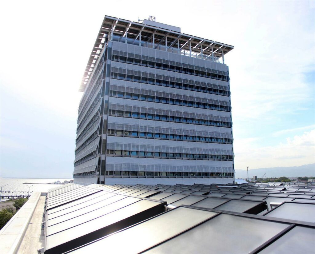 Solarthermische Großanlage für die Büros von Digicel