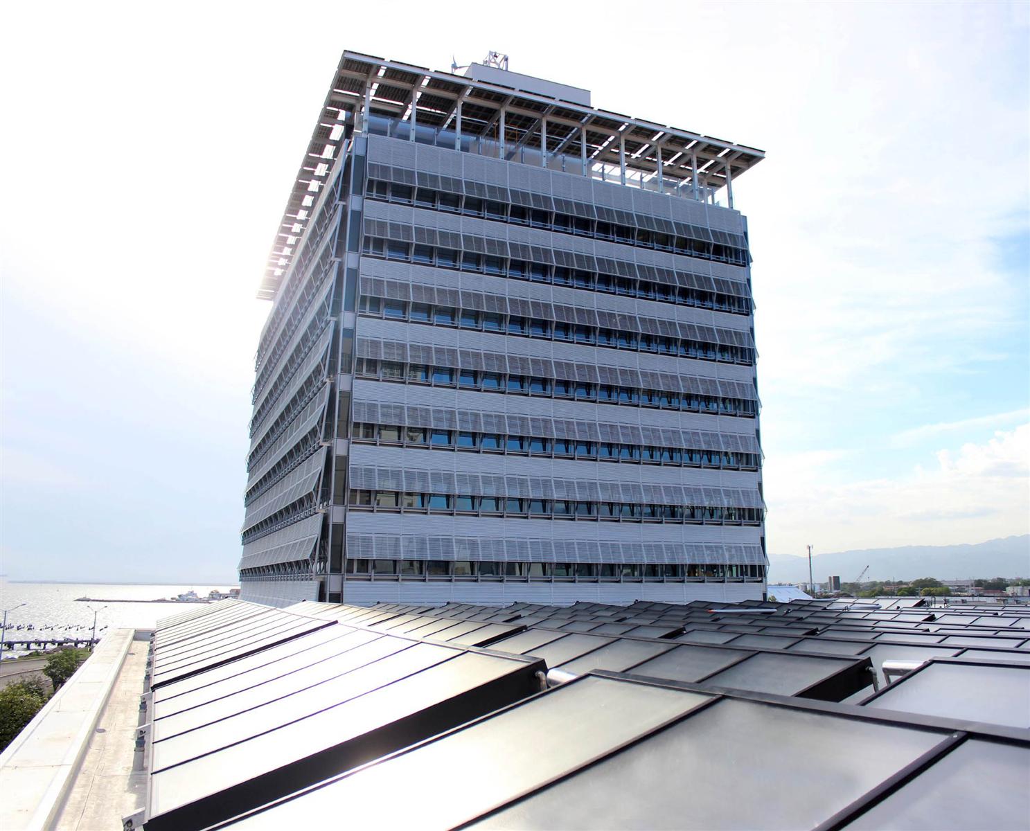 Solarthermische Großanlage für die Büros von Digicel