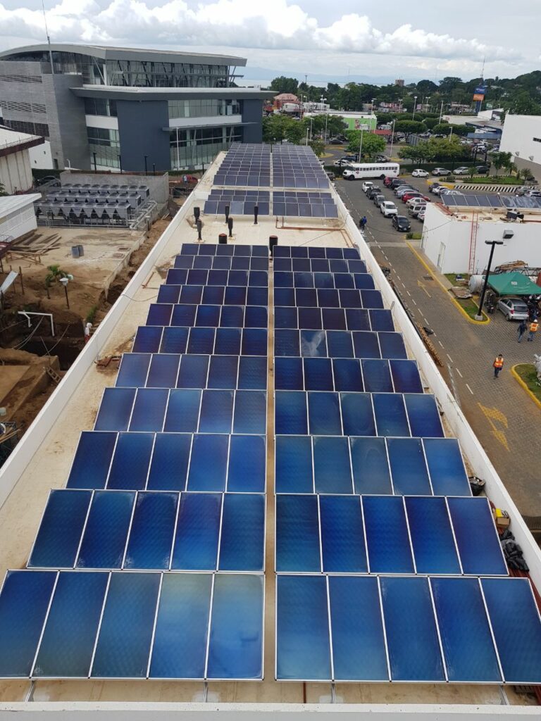Kollektorfeld am Dach vom Krankenhaus in Managua