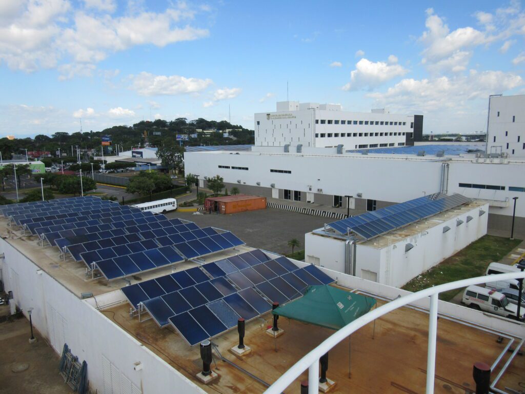 Kollektorfeld am Dach vom Krankenhaus in Managua