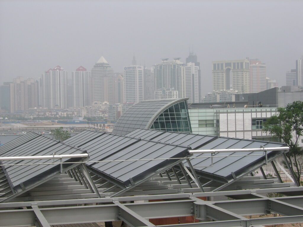 Kollektoren am Dach vom Olympischen Segelzentrum