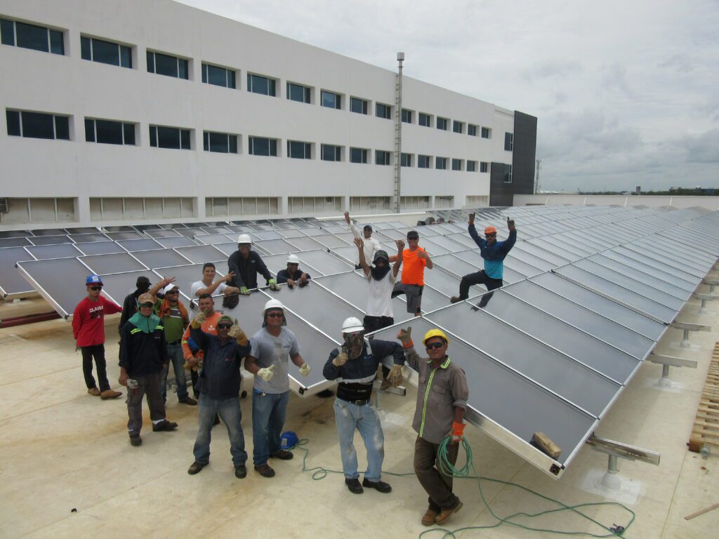 Mitarbeiterfoto am Kollektorfeld am Dach vom Krankenhaus in Managua