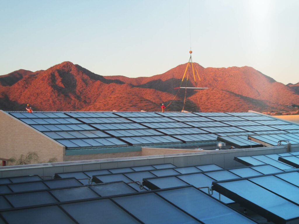 Kollektoren am Dach der Desert Mountain High School